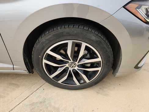 Used 2025 Volkswagen Jetta SE FWD image 9
