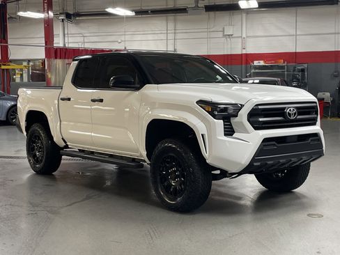 Used 2025 Toyota Tacoma SR image 2