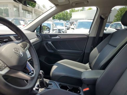 Used 2023 Volkswagen Tiguan SE w/ Panoramic Sunroof Package FWD image 17