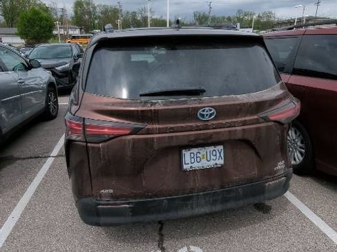 Certified 2022 Toyota Sienna XLE w/ XLE Plus Package AWD/4WD image 3