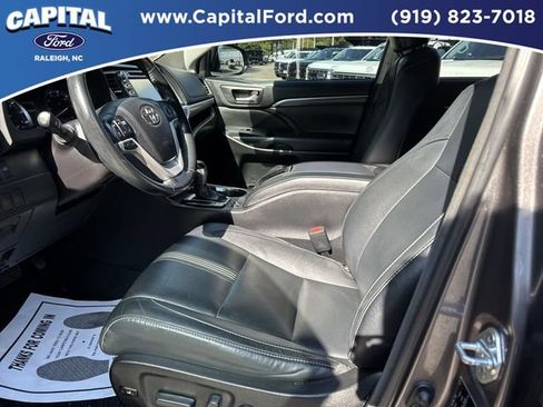 Used 2017 Toyota Highlander SE FWD image 19