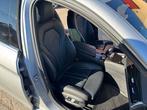 Used 2019 BMW 530e xDrive w/ Convenience Package image 18