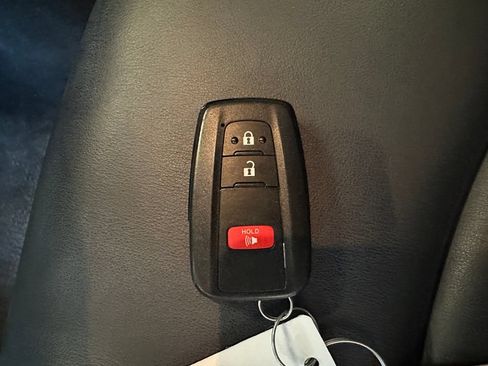 Used 2019 Toyota Prius XLE AWD/4WD image 17