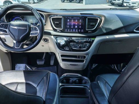 Used 2017 Chrysler Pacifica Touring-L w/ Tire & Wheel Group FWD image 8
