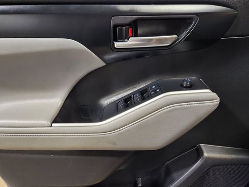 Used 2021 Toyota Highlander XLE FWD image 43