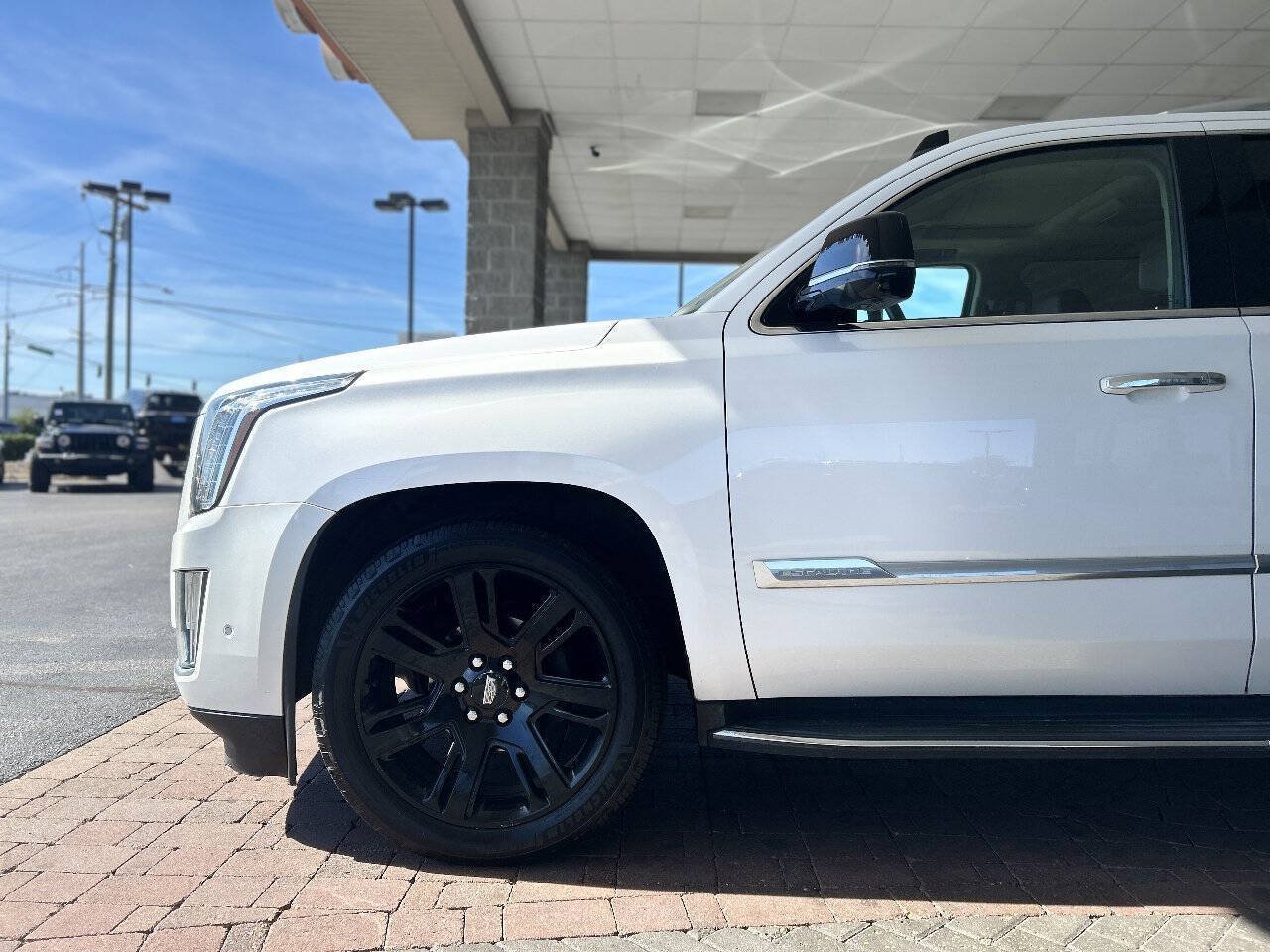Used 2017 Cadillac Escalade ESV Luxury AWD/4WD image 4