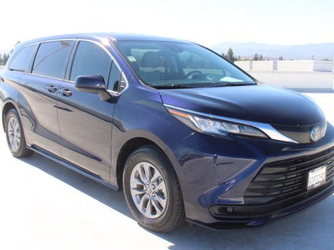 Certified 2022 Toyota Sienna LE FWD image 2
