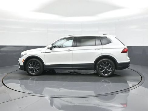 Used 2023 Volkswagen Tiguan SE w/ Panoramic Sunroof Package FWD image 4