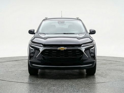 Used 2025 Chevrolet Trax LT image 2