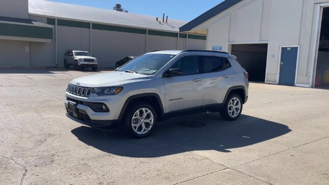 Used 2024 Jeep Compass Latitude AWD/4WD image 4
