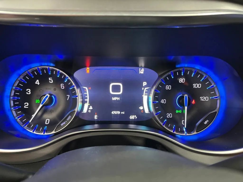 Used 2025 Chrysler Pacifica Limited FWD image 24