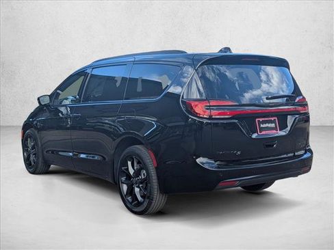 New 2026 Chrysler Pacifica Limited image 8