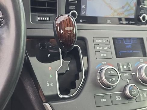 Used 2020 Toyota Sienna Limited Premium FWD image 27