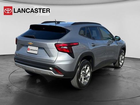Used 2025 Chevrolet Trax LT FWD image 7