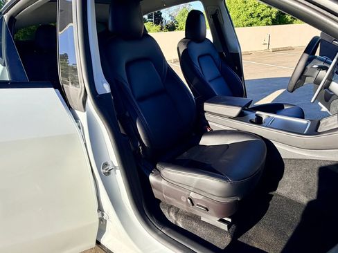 Used 2022 Tesla Model Y Long Range AWD/4WD image 25