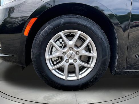 Used 2025 Chrysler Pacifica Select FWD image 36