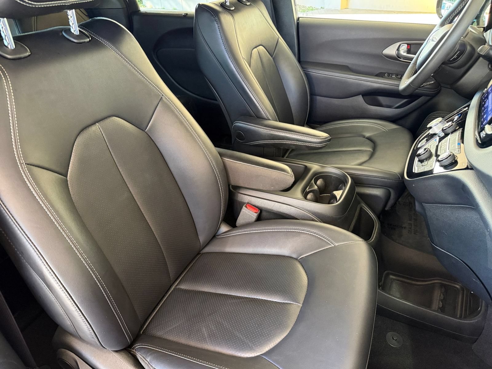 Used 2025 Chrysler Pacifica Select FWD image 38