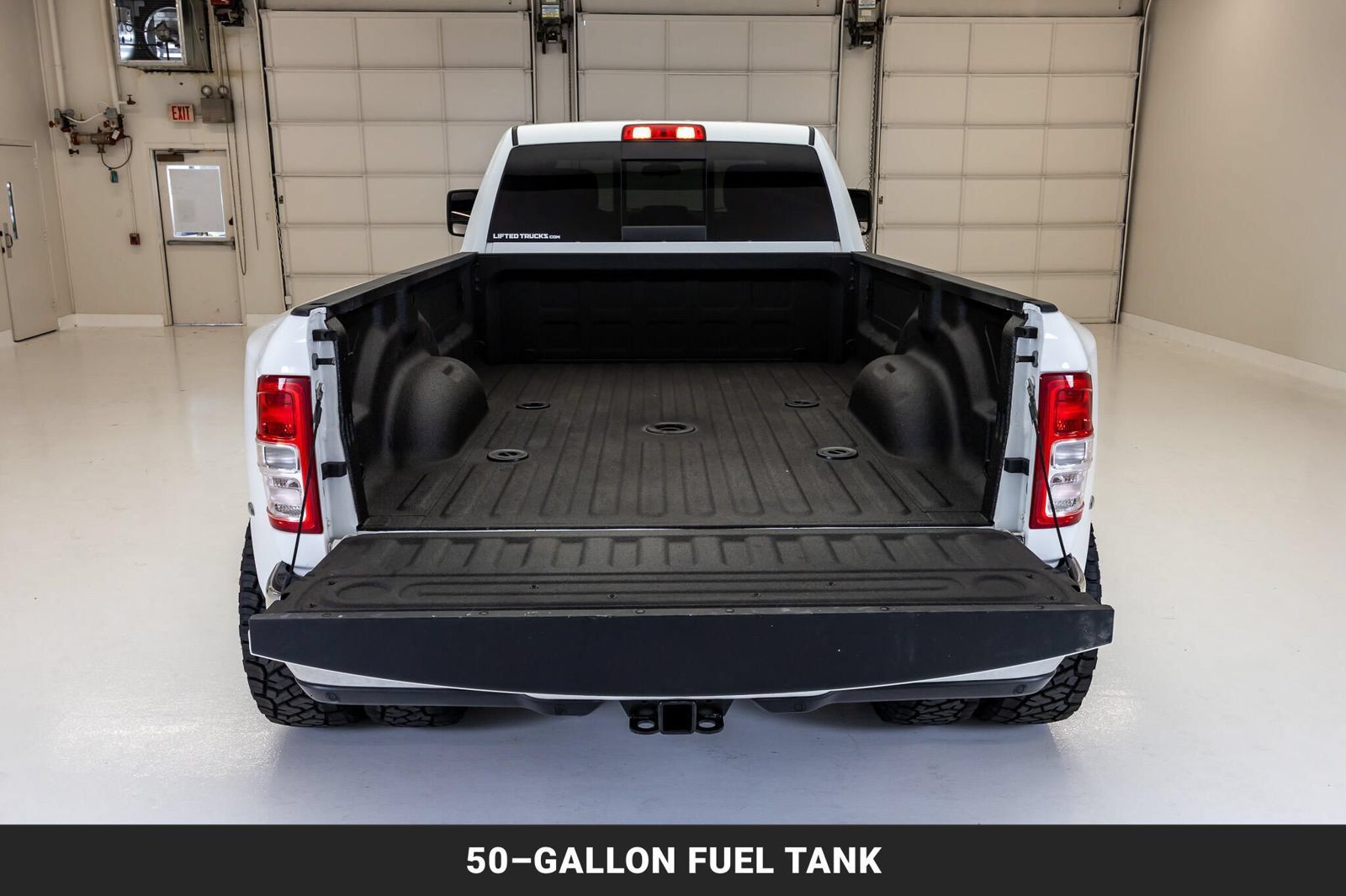 Used 2024 RAM 3500 Tradesman w/ Chrome Appearance Group AWD/4WD image 9