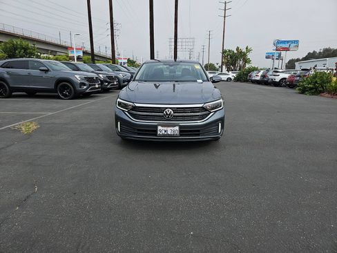 Used 2022 Volkswagen Jetta SEL FWD image 2