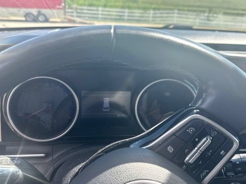 Used 2022 Kia Carnival EX FWD image 5