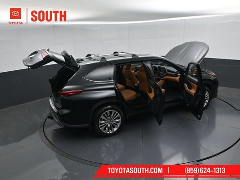 Used 2023 Toyota Highlander Platinum AWD/4WD image 58