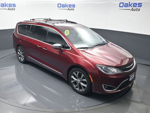 Used 2018 Chrysler Pacifica Limited image 47