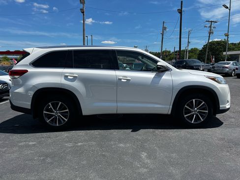 Used 2017 Toyota Highlander XLE image 4