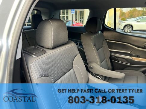 Used 2023 GMC Acadia SLE image 25