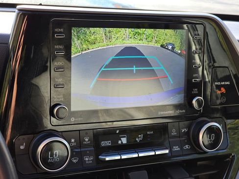 Used 2022 Toyota Highlander XLE image 19