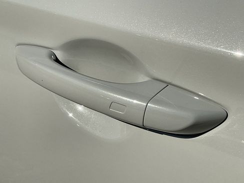 Used 2025 Genesis G70 2.5T image 10