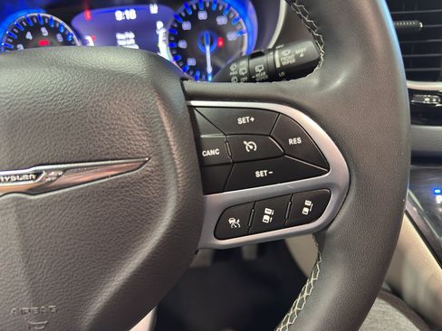 Used 2023 Chrysler Pacifica Touring-L FWD image 38