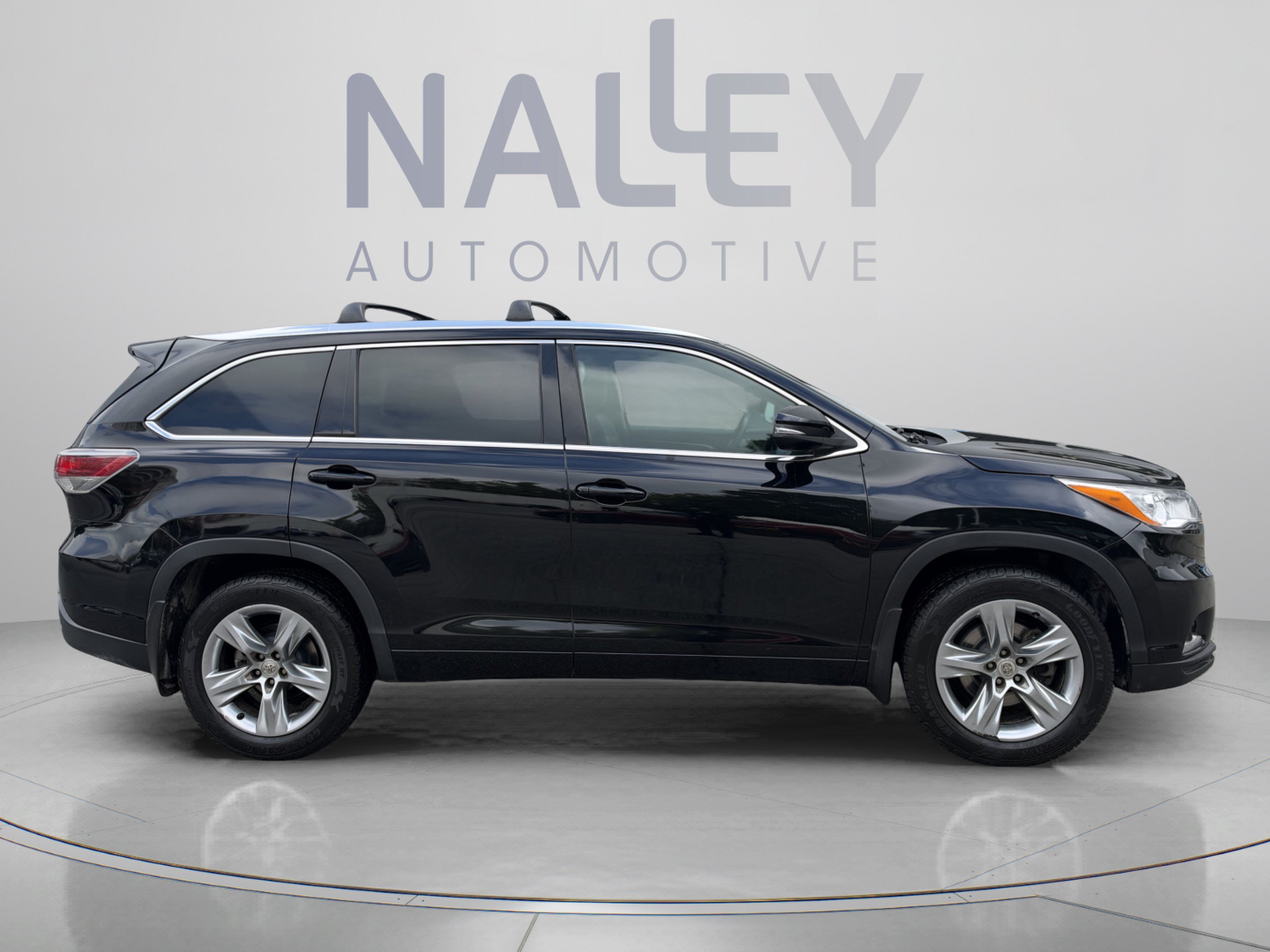 Used 2015 Toyota Highlander Limited w/ Driver Technology Package AWD/4WD image 4
