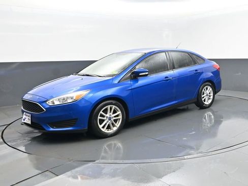 Used 2018 Ford Focus SE w/ SE Winter Package FWD image 2