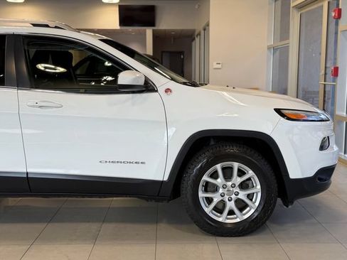 Used 2015 Jeep Cherokee Latitude w/ Comfort/Convenience Group AWD/4WD image 16