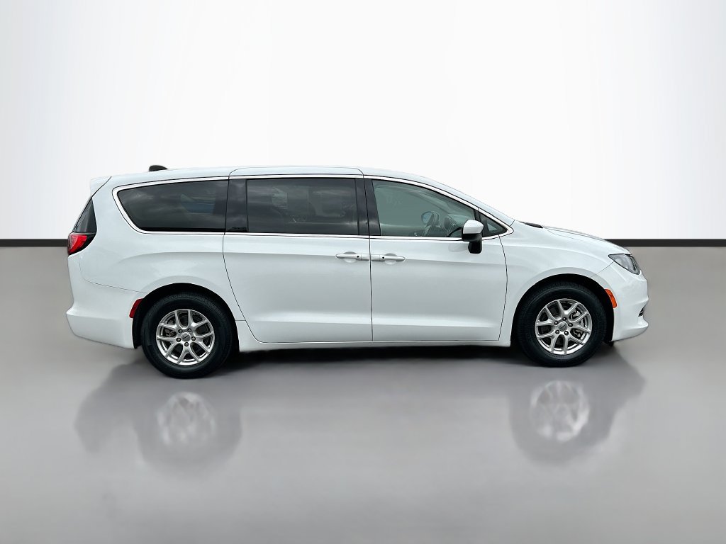 Used 2022 Chrysler Voyager LX FWD image 4