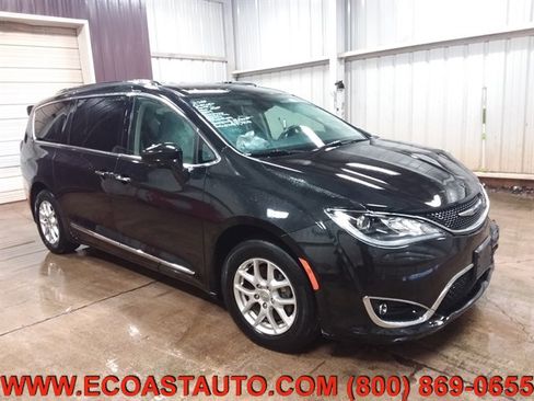 Used 2020 Chrysler Pacifica Touring-L image 3