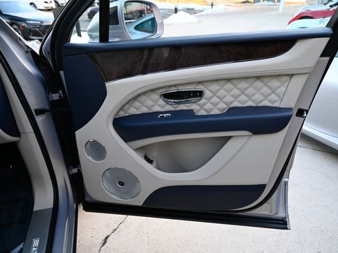 Used 2022 Bentley Bentayga image 58