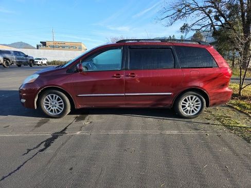 Used 2008 Toyota Sienna XLE image 2