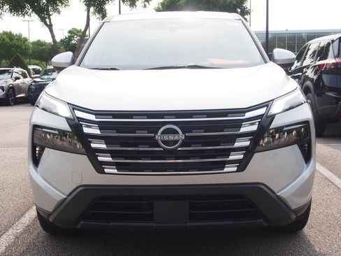 Used 2024 Nissan Rogue SV FWD image 2