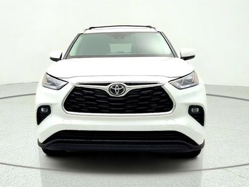 Used 2023 Toyota Highlander Limited AWD/4WD image 2