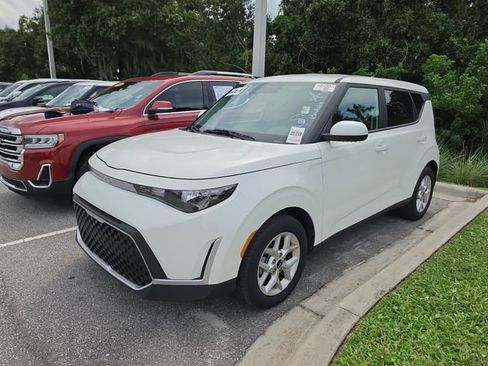 Certified 2025 Kia Soul LX w/ LX Technology Package FWD image 3