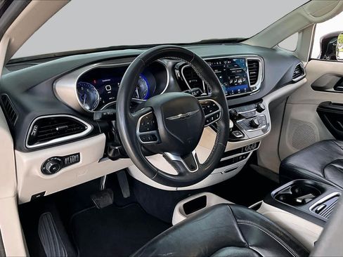 Used 2022 Chrysler Pacifica Touring-L FWD image 17