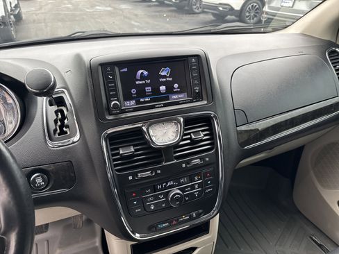 Used 2015 Chrysler Town & Country Touring w/ Driver Convenience Group image 5