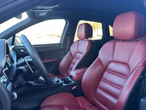 Certified 2025 Porsche Macan GTS image 5