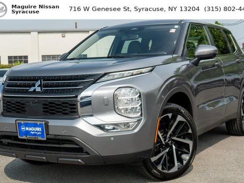 Used 2023 Mitsubishi Outlander SE AWD/4WD image 1