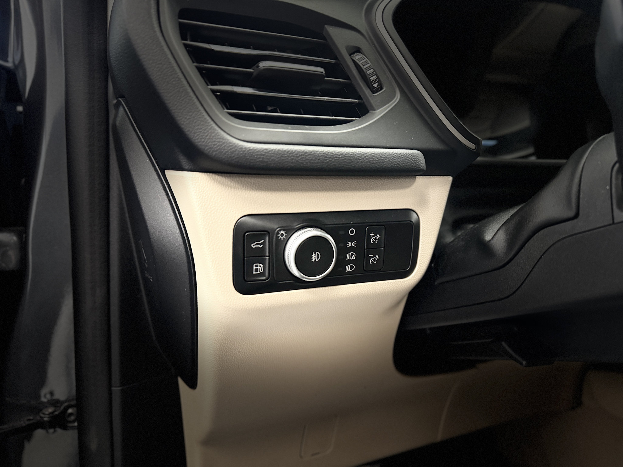 Used 2021 Ford Escape SEL w/ Technology Package AWD/4WD image 14