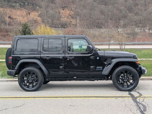 Used 2025 Jeep Wrangler Unlimited Sahara w/ Safety Group image 3