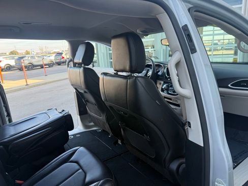 Used 2024 Chrysler Pacifica Touring-L image 20