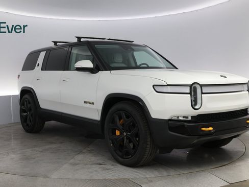 Used 2023 Rivian R1S Adventure image 4