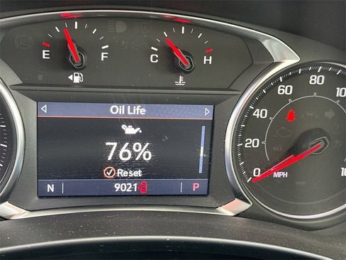 Used 2024 GMC Terrain SLT w/ Infotainment Package II image 3